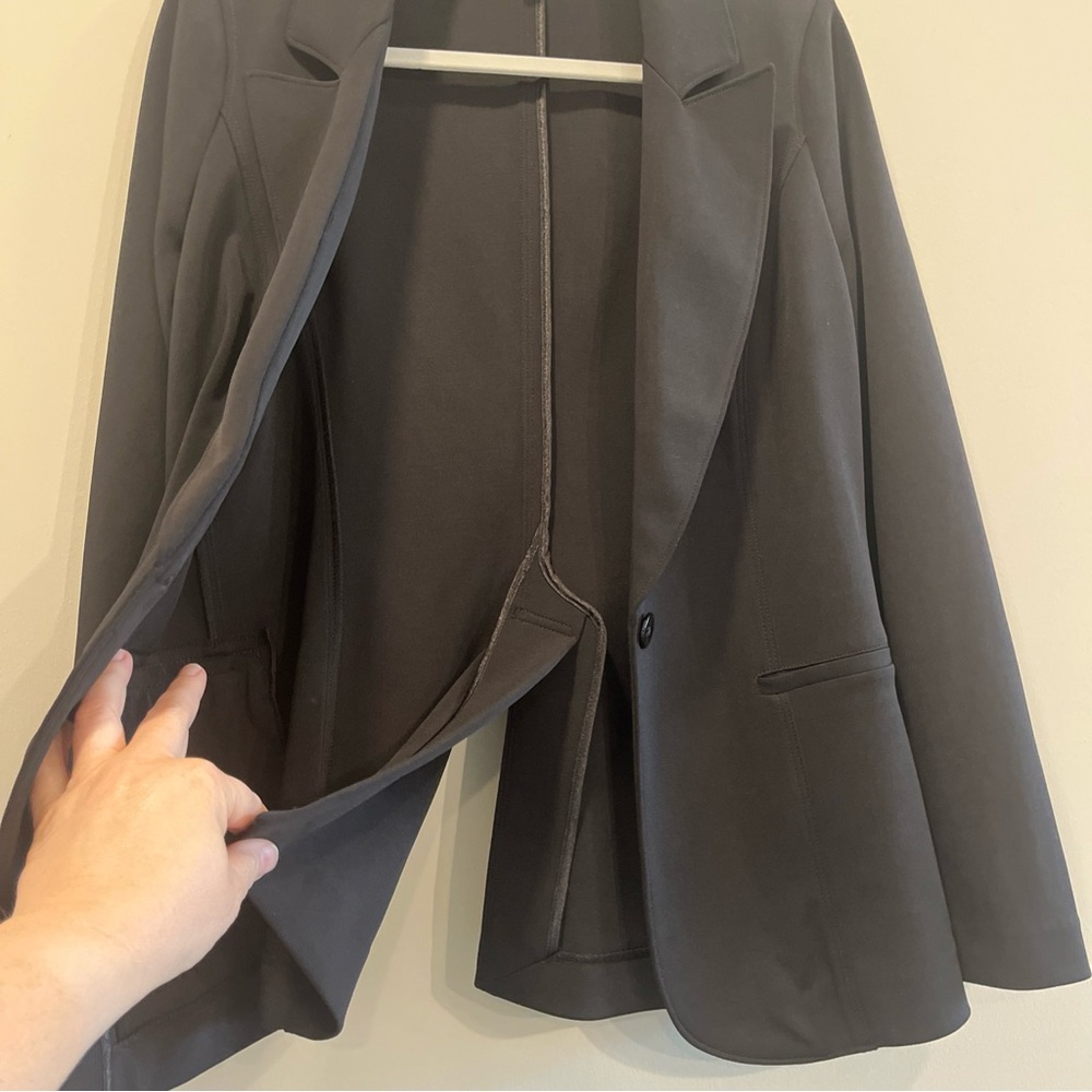 WHBM 8 Classic Black Women's Blazer one button split sleeve and back - Picture 4 of 5
